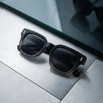 Lentes sol Osorno rPET polarizados UV400 rPET reciclado Negro sobre metal cepillado superficie industrial Bonoboss #editorial_grid1 #color_negro