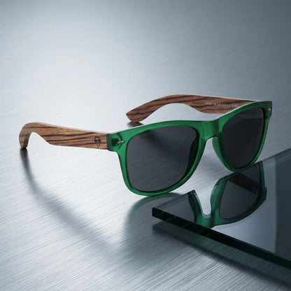 Lentes sol Acacia polarizados UV400 madera zebrano Verde Smoke sobre metal cepillado superficie industrial Bonoboss #editorial_grid1 #color_verde-smoke