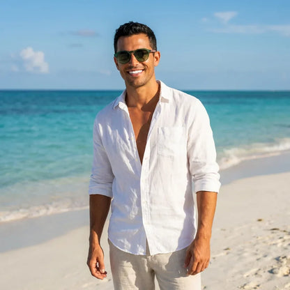 Hombre usando lentes sol Galapagos acetato madera polarizados verde playa oceano proteccion UV400 Bonoboss #editorial_banner #color_verde