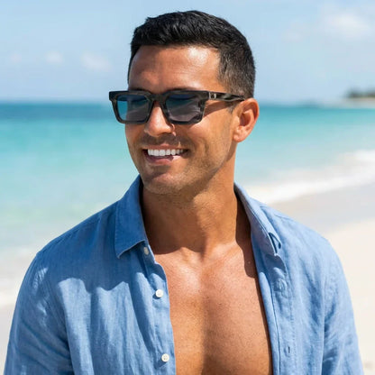Hombre usando lentes sol Tokyo bio-acetato polarizados Stained hombre en playa proteccion solar UV400 Bonoboss #editorial_detail1 #color_marble