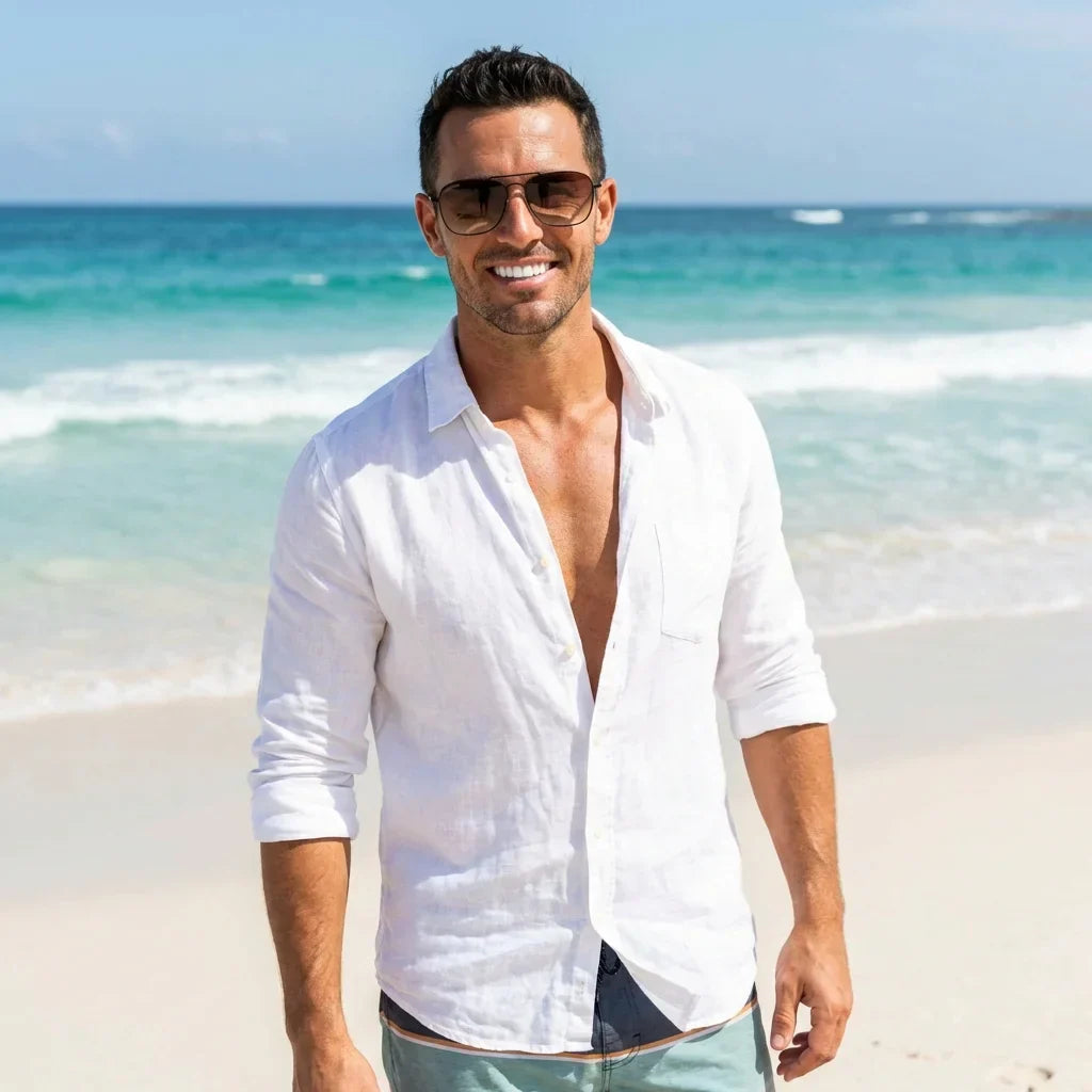 Hombre usando lentes sol Commander Reverse metal polarizados gun playa oceano proteccion UV400 Bonoboss #editorial_detail1 #color_gun