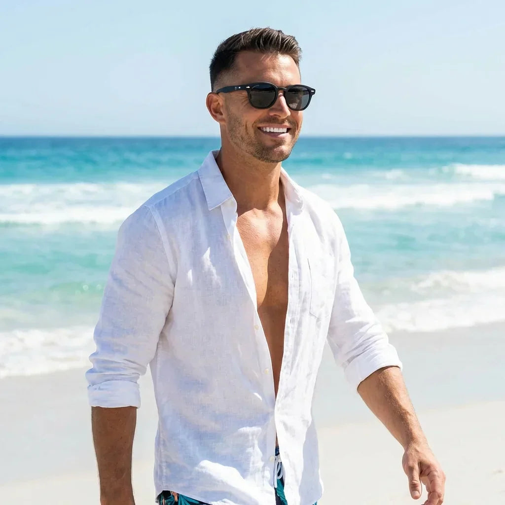 Hombre usando lentes sol Waimea RPET polarizados UV400 hombre en playa proteccion solar UV400 Bonoboss #color_negro