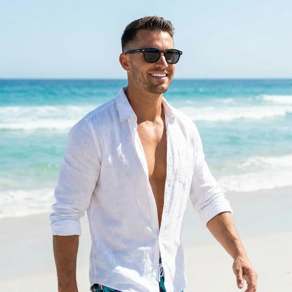 Hombre usando lentes sol Waimea RPET polarizados UV400 hombre en playa proteccion solar UV400 Bonoboss #color_negro