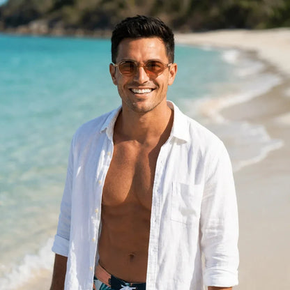 Hombre usando lentes sol Capri polarizados UV400 hombre en playa proteccion solar UV400 Bonoboss #color_champagne