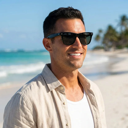 Hombre usando lentes sol Valencia polarizados UV400 hombre en playa proteccion solar UV400 Bonoboss #color_negro
