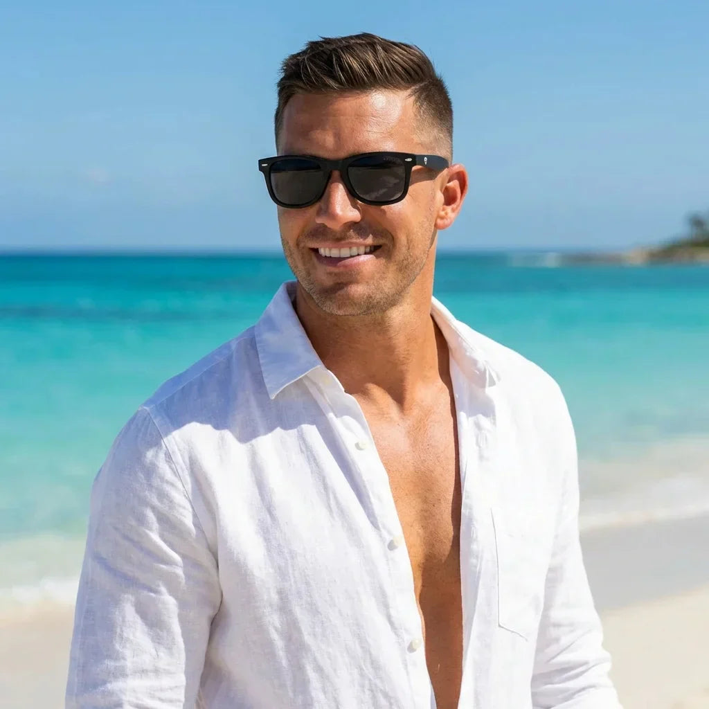 Hombre usando lentes sol Acacio RPET polarizados UV400 hombre en playa proteccion solar UV400 Bonoboss #color_negro