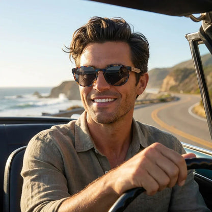 Hombre usando lentes sol Chiloé 110 Carey polarizados UV400 hombre conduciendo reduce fatiga ocular Bonoboss #color_carey