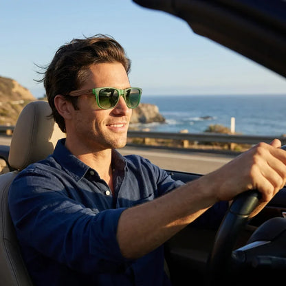 Hombre usando lentes sol Acacia madera zebrano polarizados Verde Gradiente Olive hombre conduciendo reduce fatiga ocular Bonoboss #editorial_detail1 #color_verde-gradiente-olive