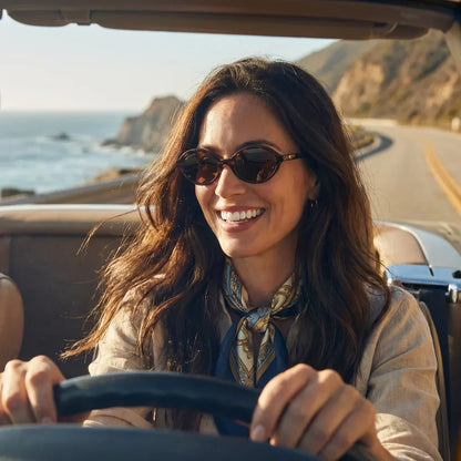 Mujer usando lentes sol Guapi Island polarizados UV400 mujer conduciendo proteccion solar carretera Bonoboss #color_carey