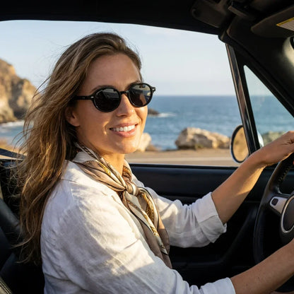 Mujer usando lentes sol Capri RPET reciclado polarizados black conduciendo reduce fatiga ocular UV400 Bonoboss #editorial_detail1 #color_black