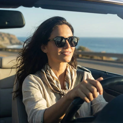 Mujer usando lentes sol Lenga polarizados UV400 mujer conduciendo proteccion solar carretera Bonoboss #color_negro