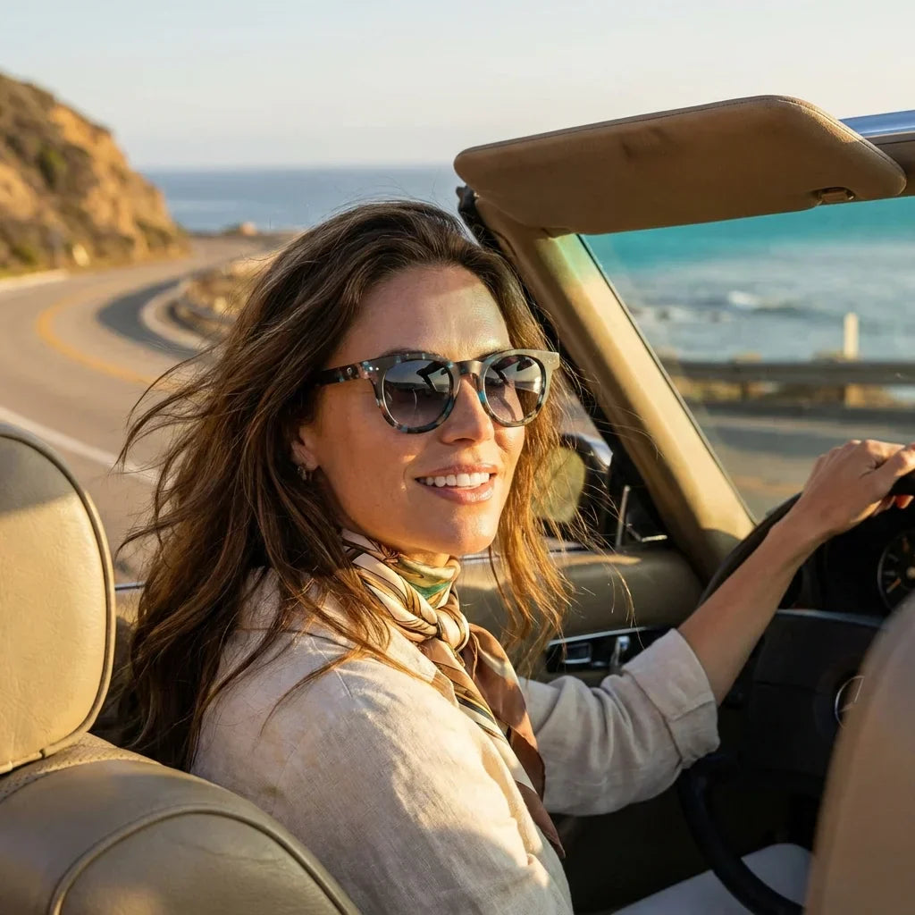 Mujer usando lentes sol Meli bio-acetato polarizados azul marble conduciendo proteccion solar UV400 estilo Bonoboss #editorial_detail1 #color_azul-marble