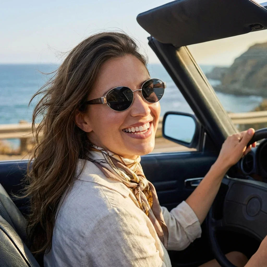 Mujer usando lentes sol New Lennon bio-acetato polarizados silver conduciendo reduce fatiga ocular carretera UV400 Bonoboss #editorial_detail1 #color_silver