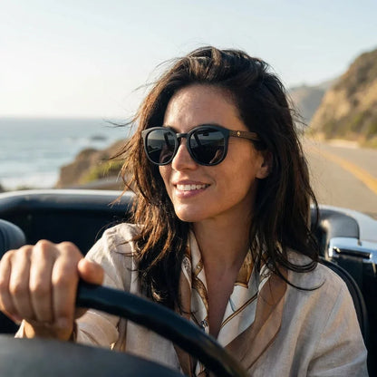 Mujer usando lentes sol Meli Dark bio-acetato polarizados Negro mujer conduciendo proteccion solar UV400 Bonoboss #editorial_sustentabilidad #color_negro