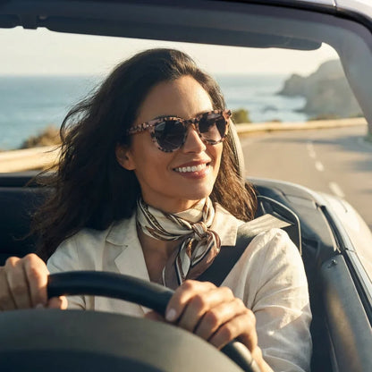Mujer usando lentes sol Meli bio-acetato polarizados marble conduciendo costa proteccion solar UV400 estilo Bonoboss #editorial_banner #color_marble
