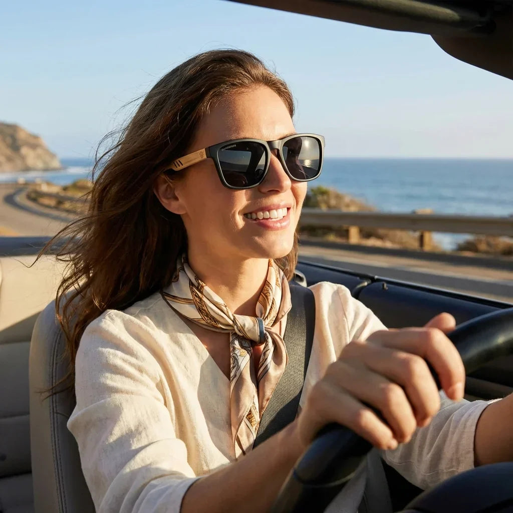 Mujer usando lentes sol Waimea polarizados UV400 mujer conduciendo proteccion solar carretera Bonoboss #color_negro