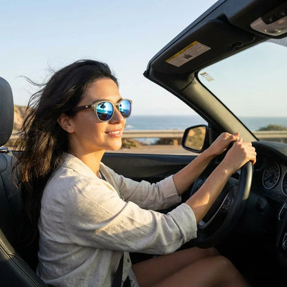 Mujer usando lentes sol Meli TSP bio-acetato TSP polarizados espejado azul conduciendo costa UV400 Bonoboss #editorial_banner #color_espejado-azul