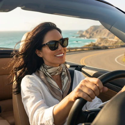 Mujer usando lentes sol Valencia polarizados UV400 mujer conduciendo proteccion solar carretera Bonoboss #color_negro