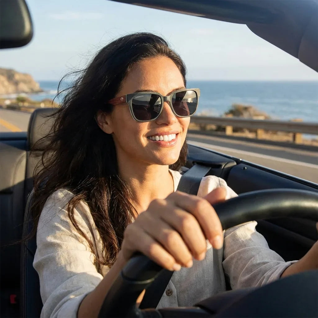 Mujer usando lentes sol Selkie polarizados UV400 mujer conduciendo proteccion solar carretera Bonoboss #editorial_banner #color_rosal