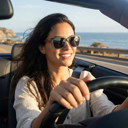 Mujer usando lentes sol Selkie polarizados UV400 mujer conduciendo proteccion solar carretera Bonoboss #editorial_banner #color_rosal