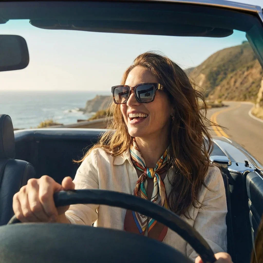 Mujer usando lentes sol Montenegro polarizados UV400 mujer conduciendo proteccion solar carretera Bonoboss #color_carey