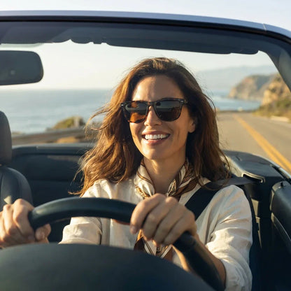 Mujer usando lentes sol Acacia XL polarizados UV400 mujer conduciendo proteccion solar carretera Bonoboss #color_carey