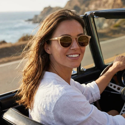 Mujer usando lentes sol Temuco RPET polarizados UV400 mujer conduciendo proteccion solar carretera Bonoboss #editorial_banner #color_brown