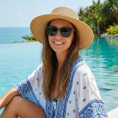 Mujer usando lentes sol Selkie polarizados UV400 mujer estilo resort verano Bonoboss #color_rosal
