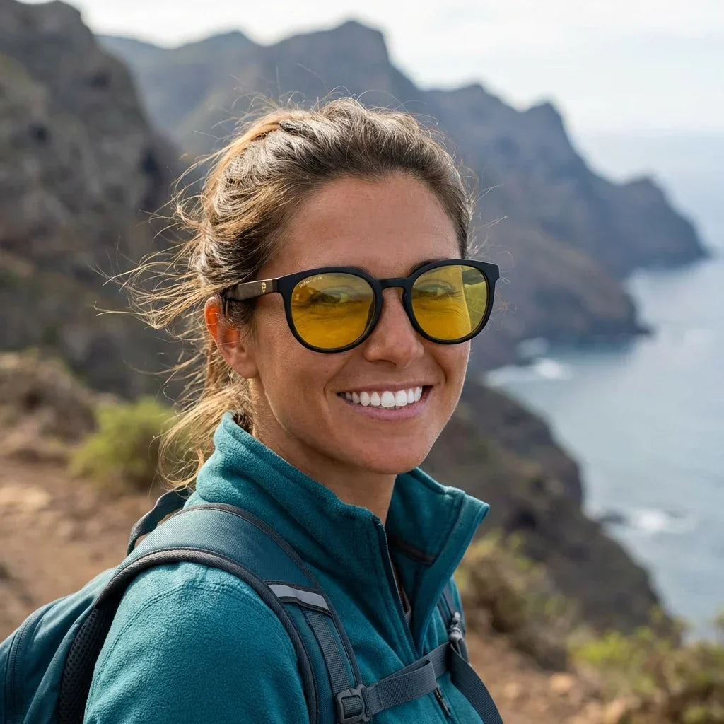 Mujer usando lentes sol Meli Dark bio-acetato polarizados Amarillo mujer aventura outdoor naturaleza sendero Bonoboss #editorial_sustentabilidad #color_amarillo