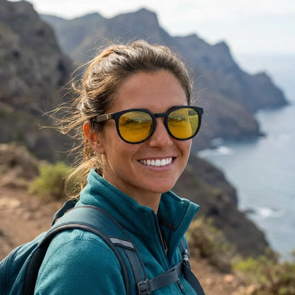 Mujer usando lentes sol Meli Dark bio-acetato polarizados Amarillo mujer aventura outdoor naturaleza sendero Bonoboss #editorial_sustentabilidad #color_amarillo