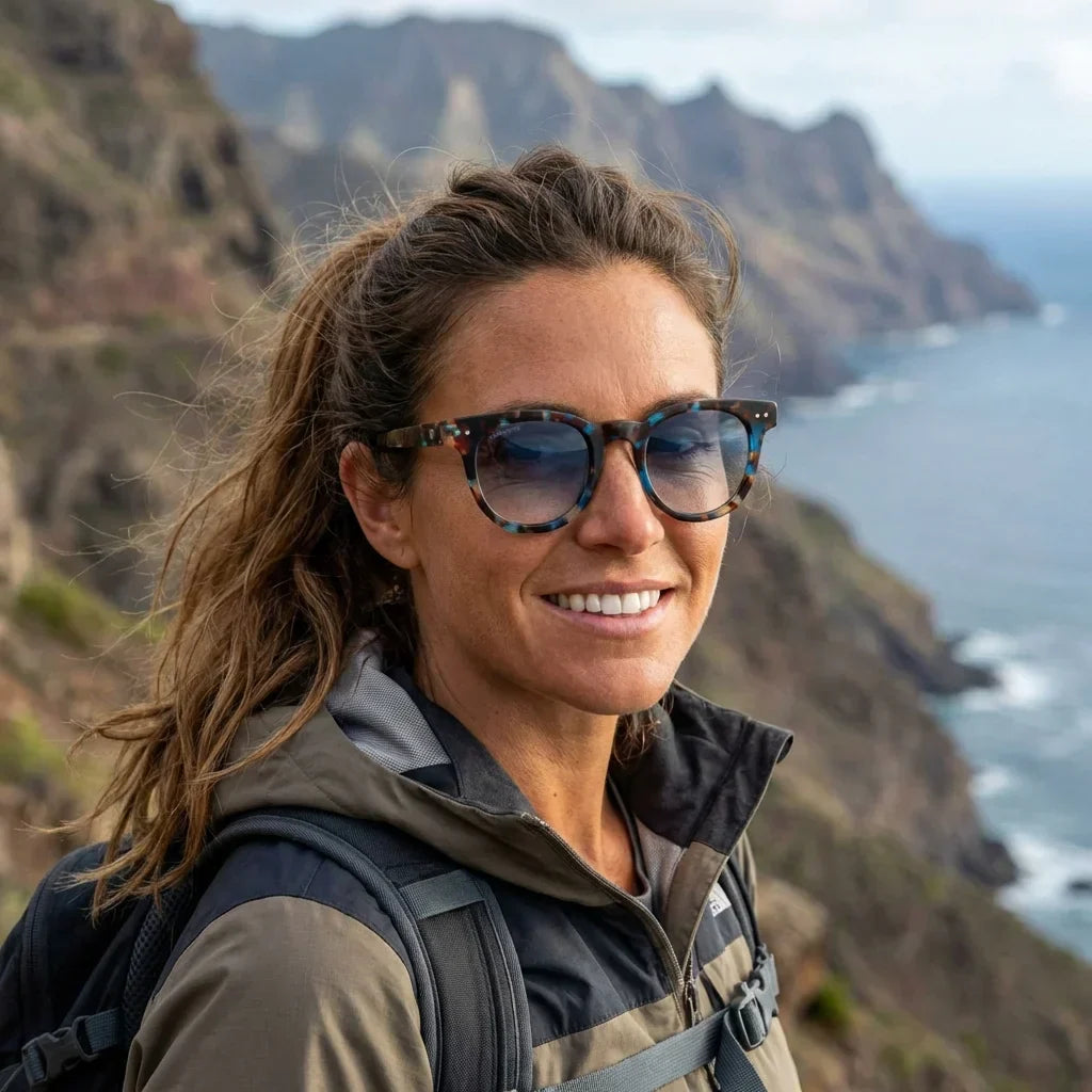 Mujer usando lentes sol Meli bio-acetato polarizados azul marble aventura outdoor naturaleza sendero proteccion Bonoboss #editorial_sustentabilidad #color_azul-marble