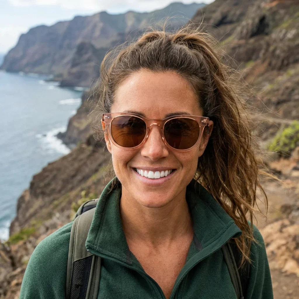 Mujer usando lentes sol Meli bio-acetato polarizados lightsalmon aventura outdoor naturaleza sendero proteccion Bonoboss #editorial_sustentabilidad #color_lightsalmon