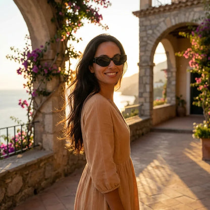 Mujer usando lentes sol Milan bio-acetato polarizados negro golden hour atardecer costero elegancia UV proteccion Bonoboss #editorial_banner #color_negro