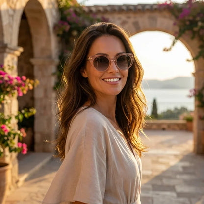 Mujer usando lentes sol Hannover bio-acetato polarizados champagne golden hour atardecer costero proteccion UV Bonoboss #editorial_banner #color_champagne