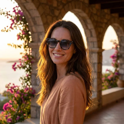 Mujer usando lentes sol Meli bio-acetato polarizados azul marble golden hour atardecer costero elegancia UV Bonoboss #editorial_banner #color_azul-marble
