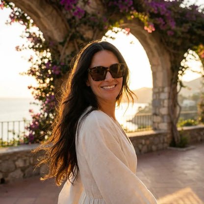 Frente del Bruna anteojos de sol con plástico reciclado en estampado tortuga carey #color_carey