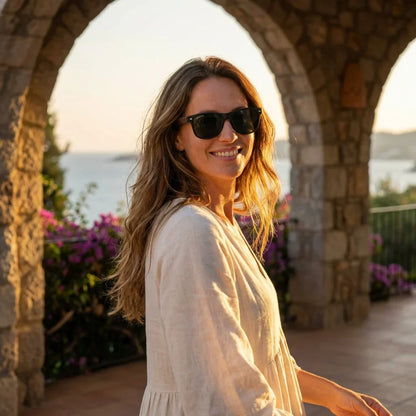 Mujer usando lentes sol Acacia Nogal polarizados UV400 mujer atardecer golden hour luz calida Bonoboss #color_g15