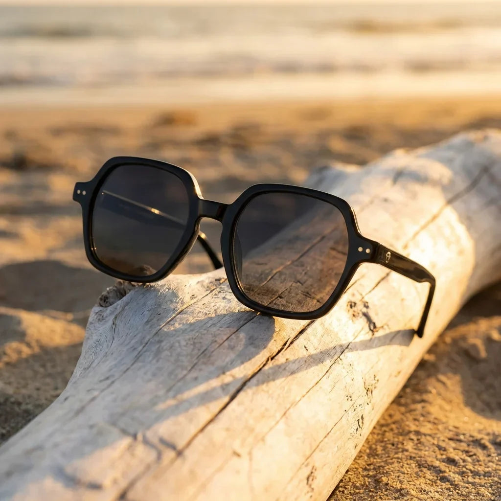 Lentes sol Canarias polarizados UV400 sobre madera driftwood luz dorada Bonoboss #color_negro