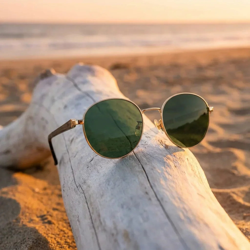 Lentes sol Harry Gold polarizados UV400 sobre madera driftwood luz dorada Bonoboss #color_g15