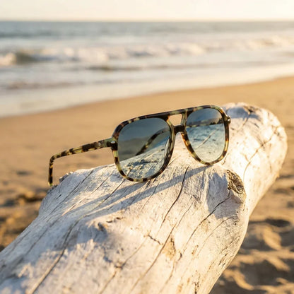 Vista frontal del modelo Orson E.D lentes de sol mujer verde clásico patas de madera #color_verde