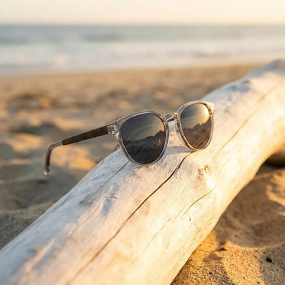 Lentes sol Chiloé 220 polarizados UV400 sobre madera driftwood luz dorada Bonoboss #color_transparente