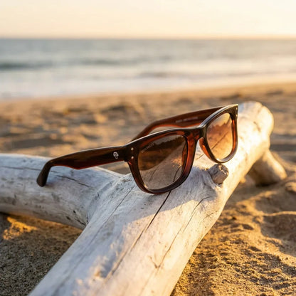 Lentes sol Acacia Reverse polarizados UV400 sobre madera driftwood luz dorada Bonoboss #color_brown