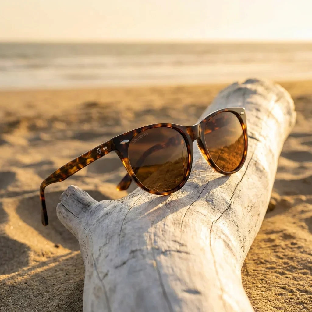 Vista frontal del modelo Hanga Roa lentes de sol mujer carey tortoise patas de madera #color_carey