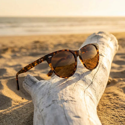 Vista frontal del modelo Hanga Roa lentes de sol mujer carey tortoise patas de madera #color_carey