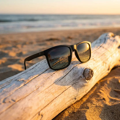 Vista angulada Rapanui RPET gafas polarizadas color negro con diseño sustentable #color_negro