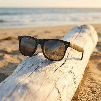 Lentes sol Acacia Dark polarizados UV400 sobre madera driftwood luz dorada Bonoboss #color_negro