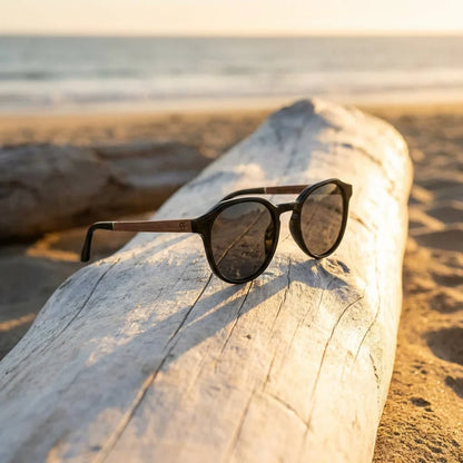 Lentes sol Galápagos polarizados UV400 sobre madera driftwood luz dorada Bonoboss #color_negro