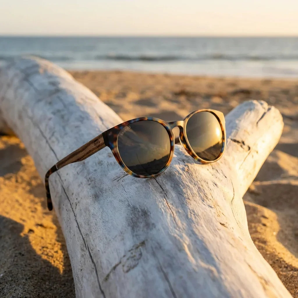 Lentes sol Chiloé 110 Carey polarizados UV400 sobre madera driftwood luz dorada Bonoboss #color_carey