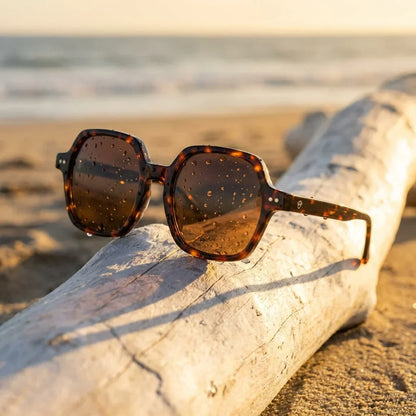 Lentes sol Canarias polarizados UV400 sobre madera driftwood luz dorada Bonoboss #color_carey