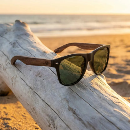 Lentes sol Acacia Nogal polarizados UV400 sobre madera driftwood luz dorada Bonoboss #color_g15